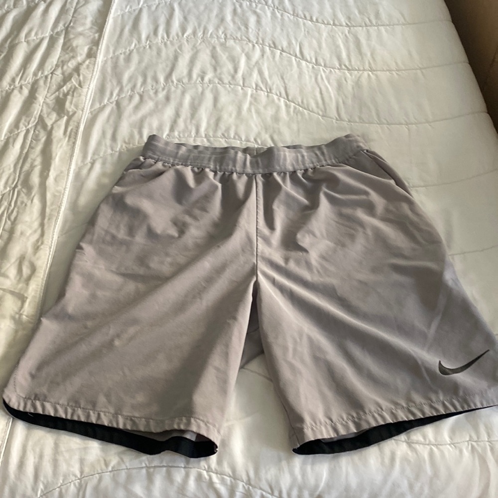 Nike Men’s 8” Knit Training Shorts. Medium. Gray/Silver. Like New